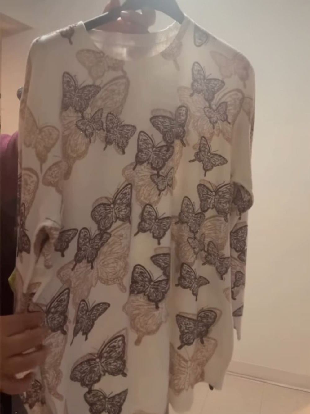 Women’s Cream Butterfly Print Pullover Sweatshirt
